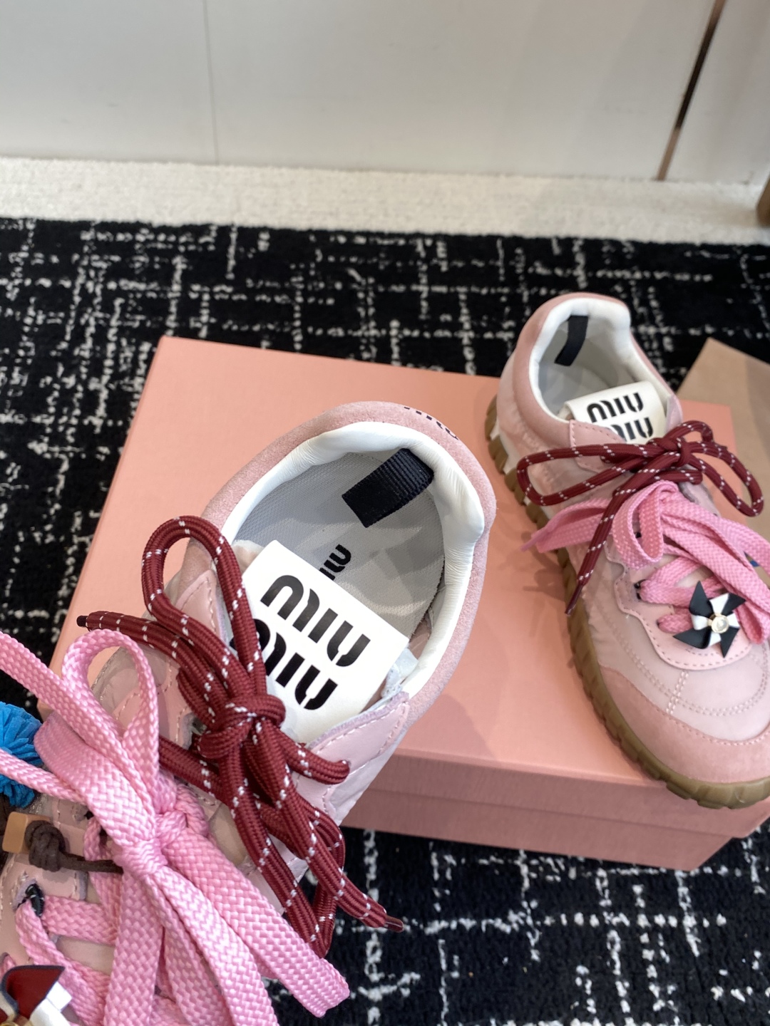 代购级MiuMiu 缪缪 25ss 春夏新款 饼干鞋 阿甘鞋休闲运动鞋
miumiu最新爆款 前卫大胆的