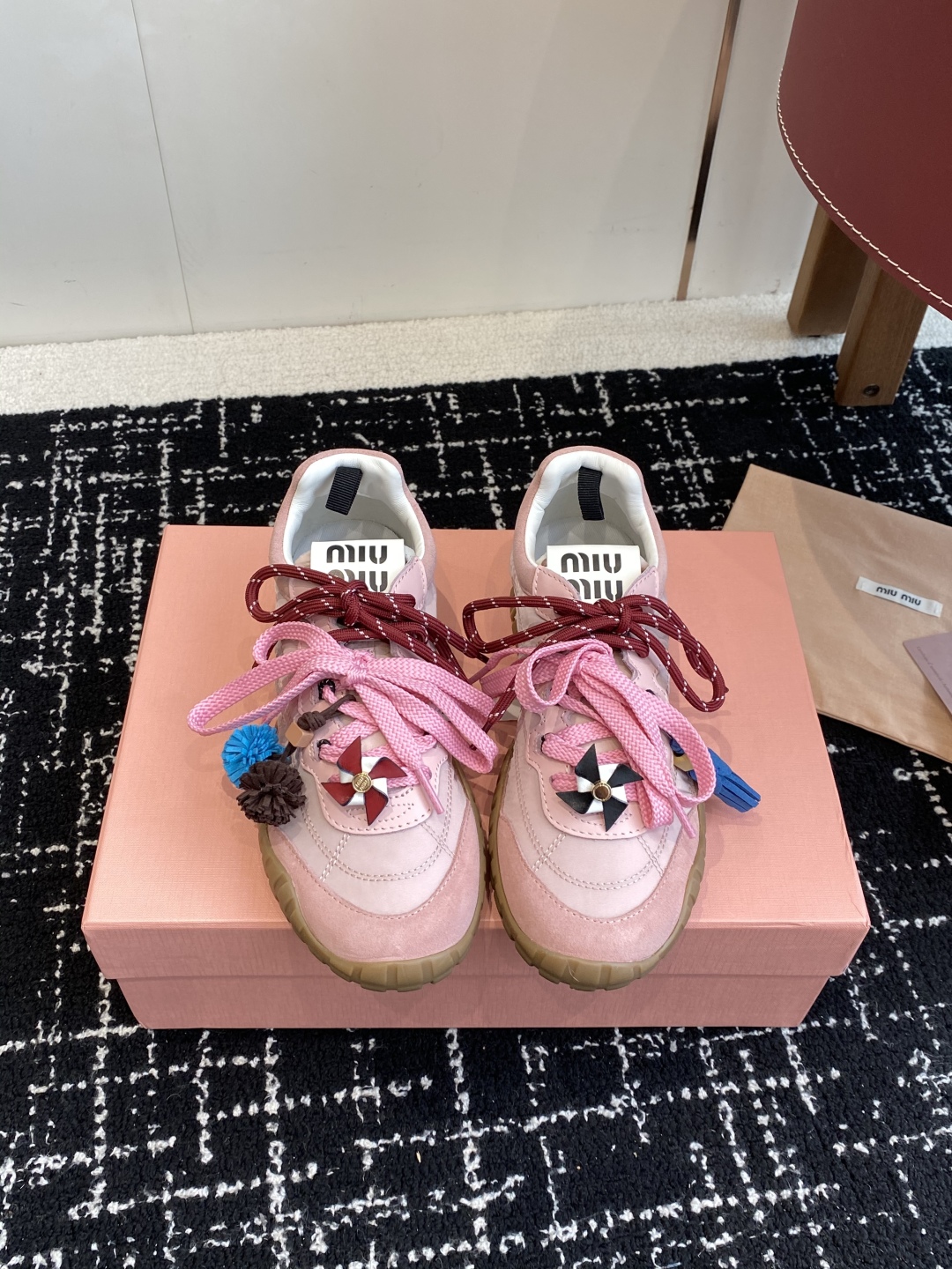 代购级MiuMiu 缪缪 25ss 春夏新款 饼干鞋 阿甘鞋休闲运动鞋
miumiu最新爆款 前卫大胆的