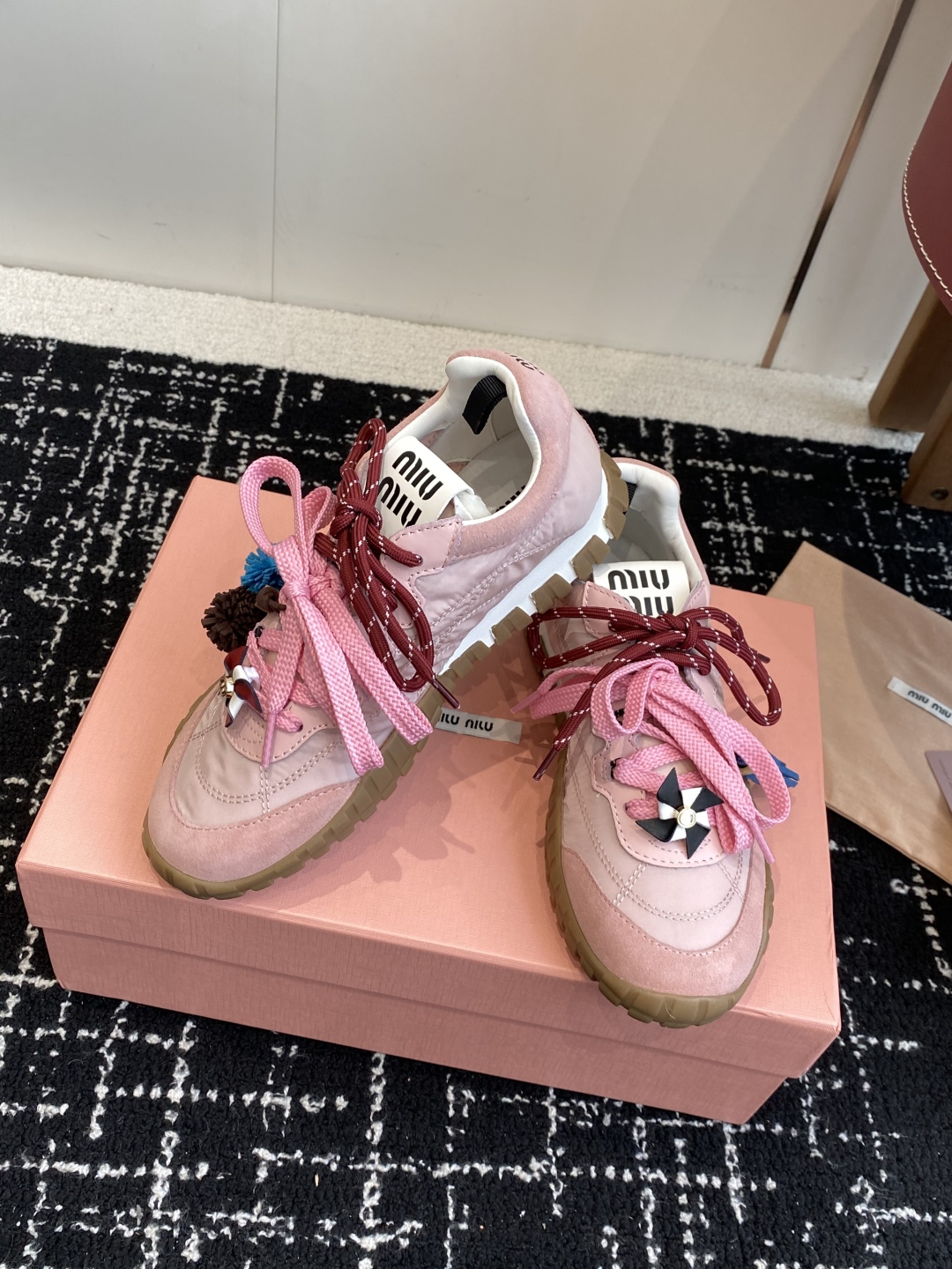 代购级MiuMiu 缪缪 25ss 春夏新款 饼干鞋 阿甘鞋休闲运动鞋
miumiu最新爆款 前卫大胆的