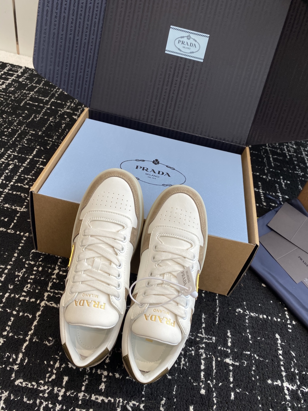 东莞代购级（官网同步✈️盒包装）
Prada 25ss p家 25春夏厚底小白鞋（德训风格）

麂皮和光