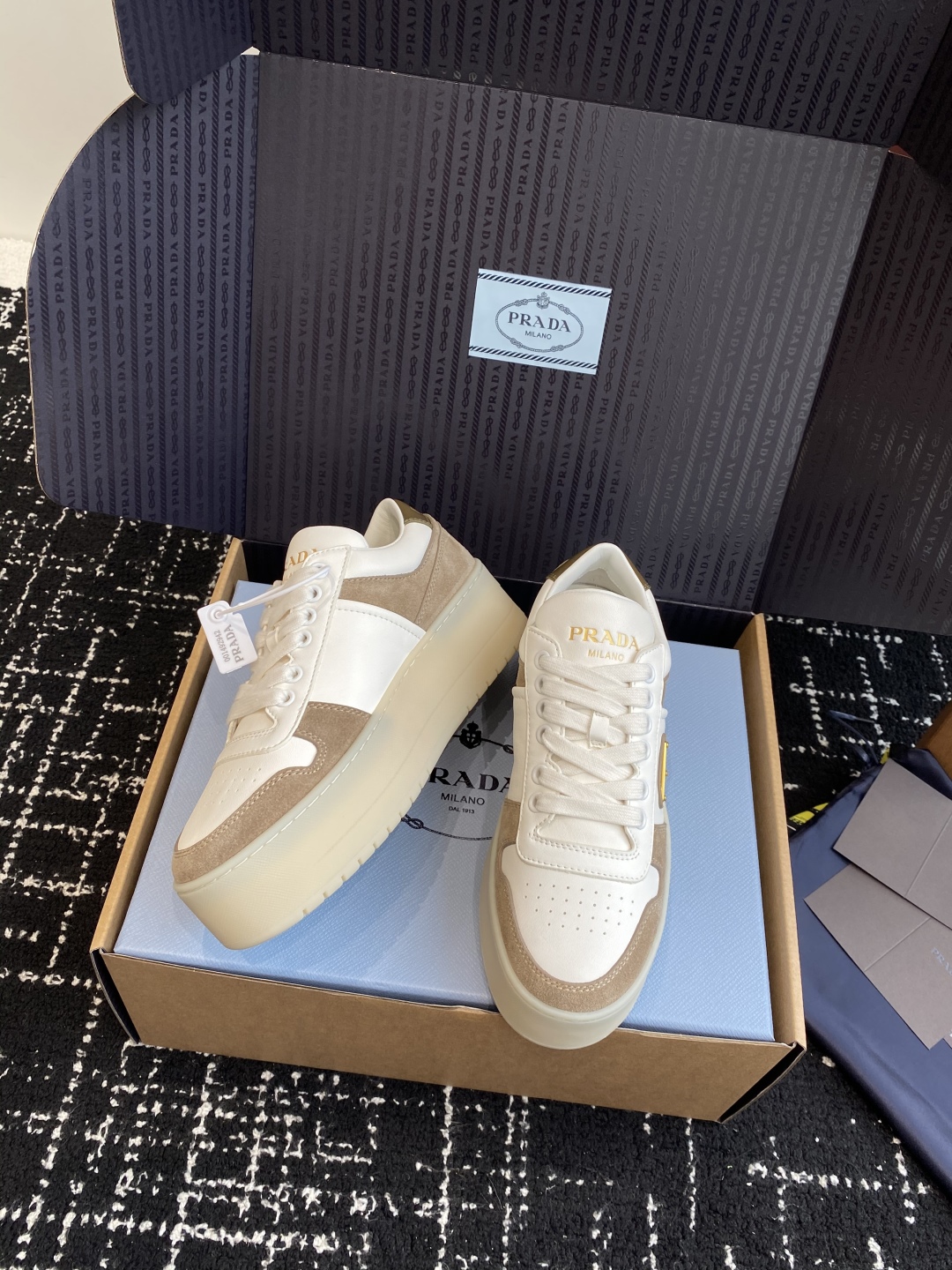 东莞代购级（官网同步✈️盒包装）
Prada 25ss p家 25春夏厚底小白鞋（德训风格）

麂皮和光