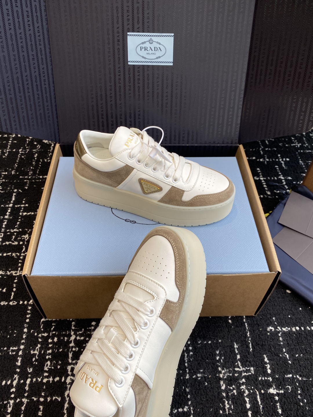 东莞代购级（官网同步✈️盒包装）
Prada 25ss p家 25春夏厚底小白鞋（德训风格）

麂皮和光