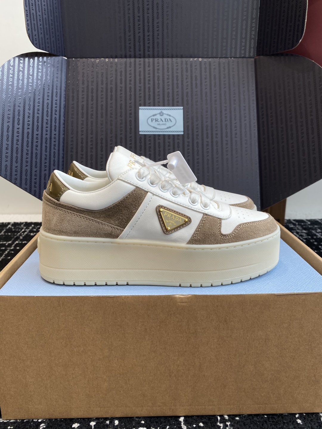 东莞代购级（官网同步✈️盒包装）
Prada 25ss p家 25春夏厚底小白鞋（德训风格）

麂皮和光