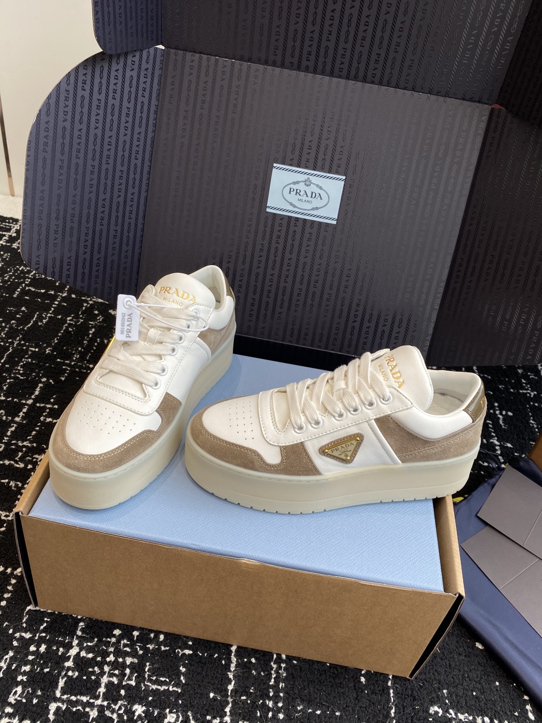 东莞代购级（官网同步✈️盒包装）
Prada 25ss p家 25春夏厚底小白鞋（德训风格）

麂皮和光
