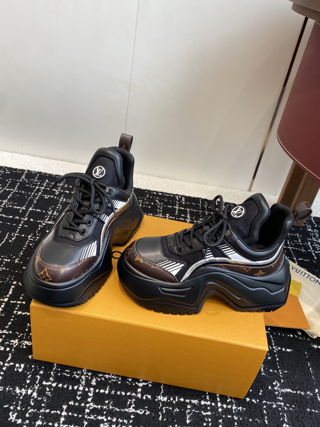 东莞代购级（⚠️官网同步✈️盒包装）
LOUIS VUITTON 厚底运动休闲鞋女款白棕老花！

面料科