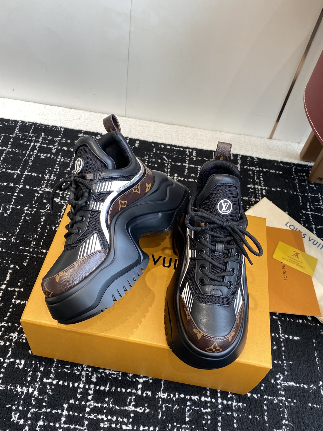 东莞代购级（⚠️官网同步✈️盒包装）
LOUIS VUITTON 厚底运动休闲鞋女款白棕老花！

面料科