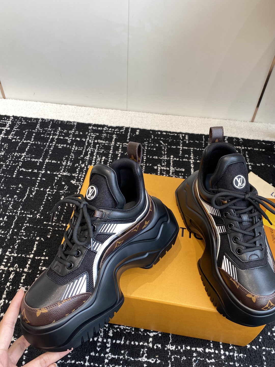 东莞代购级（⚠️官网同步✈️盒包装）
LOUIS VUITTON 厚底运动休闲鞋女款白棕老花！

面料科