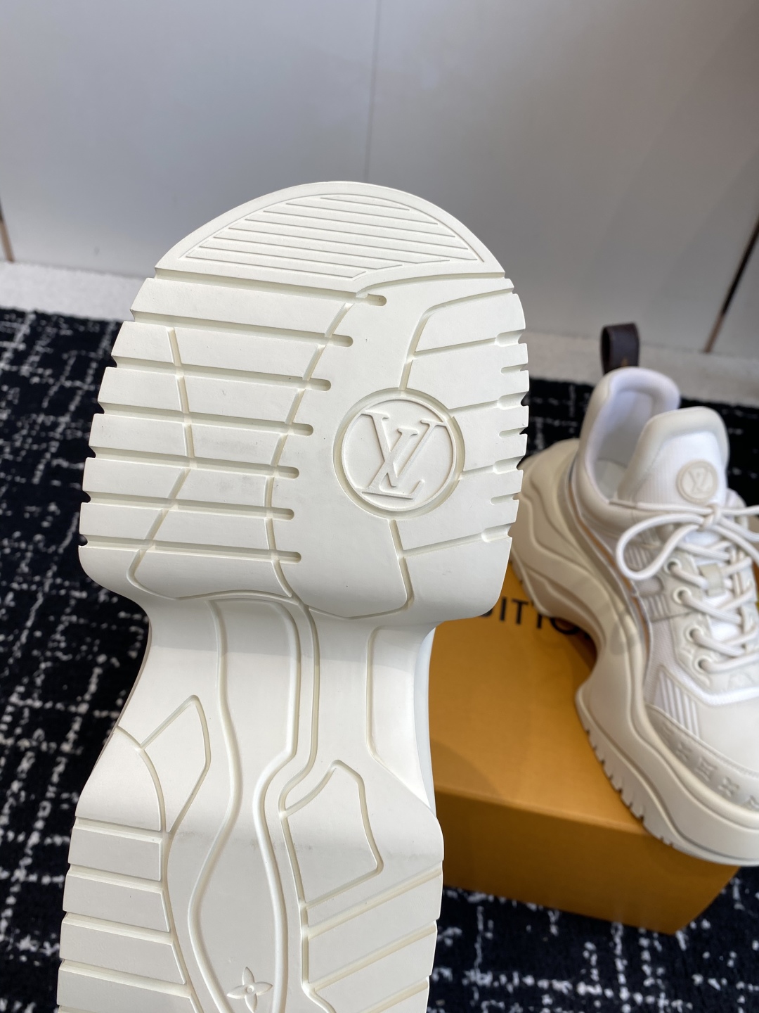 东莞代购级（⚠️官网同步✈️盒包装）
LOUIS VUITTON 厚底运动休闲鞋女款白棕老花！

面料科