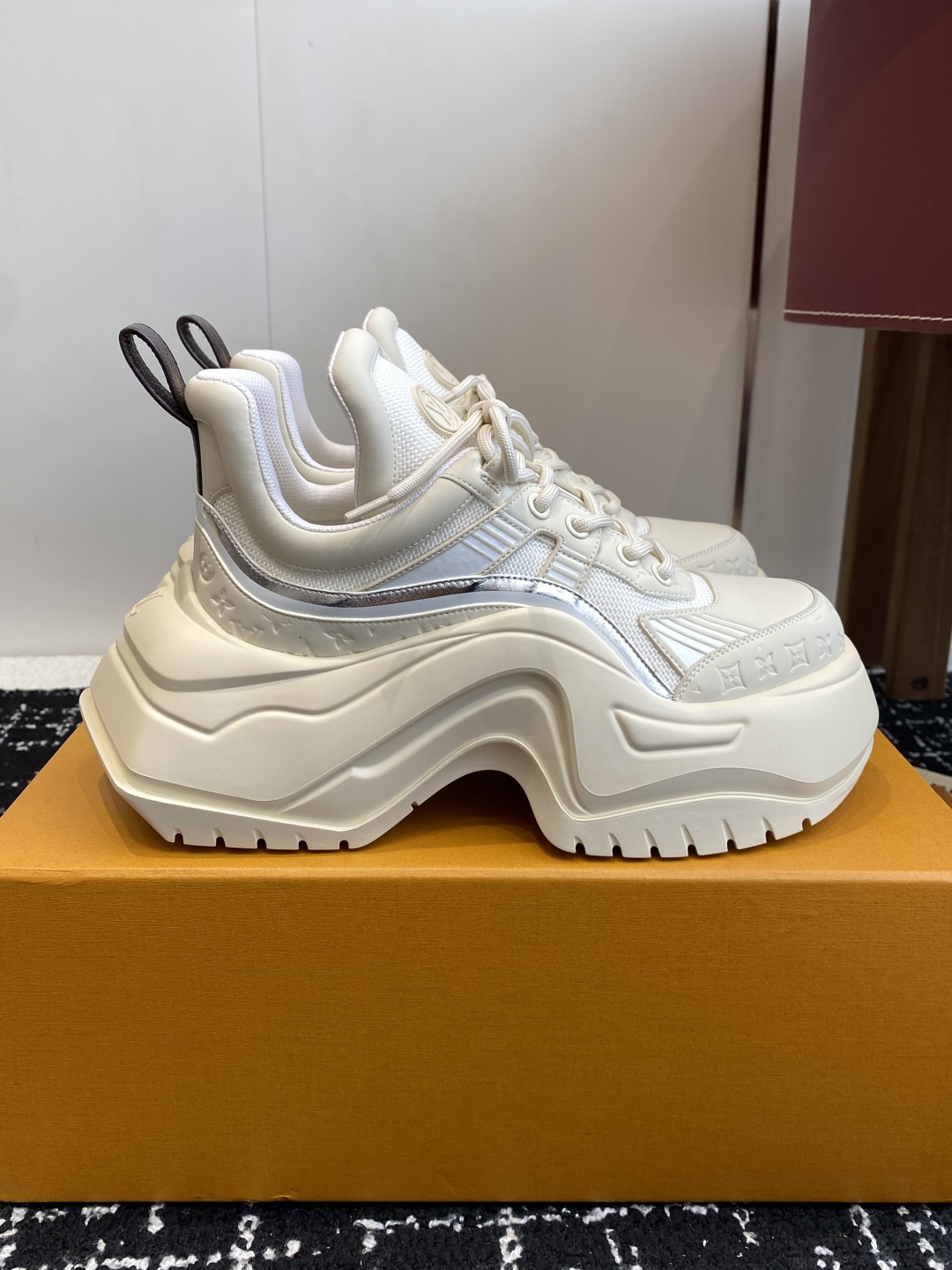 东莞代购级（⚠️官网同步✈️盒包装）
LOUIS VUITTON 厚底运动休闲鞋女款白棕老花！

面料科