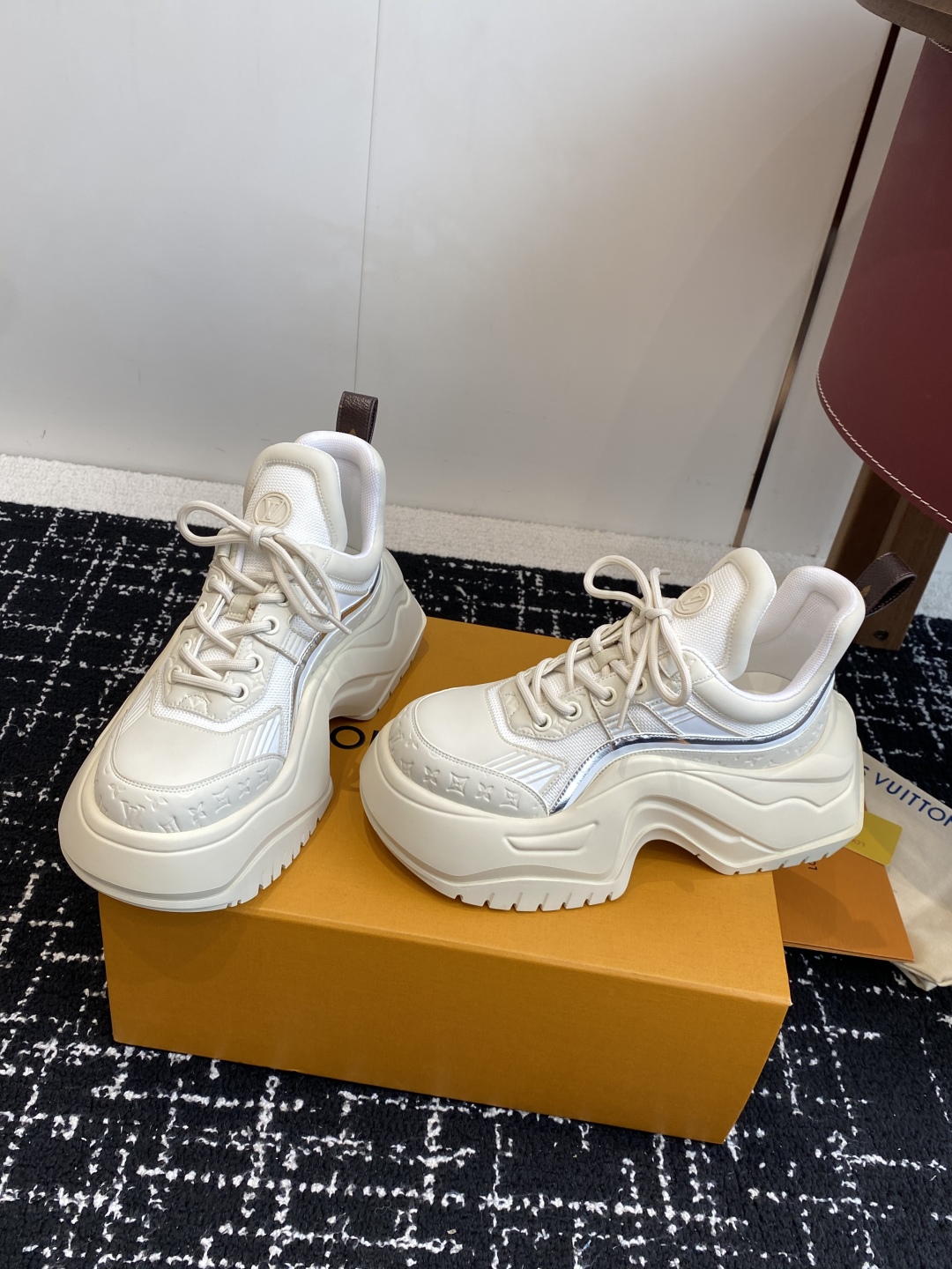 东莞代购级（⚠️官网同步✈️盒包装）
LOUIS VUITTON 厚底运动休闲鞋女款白棕老花！

面料科