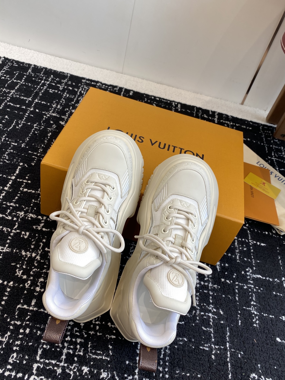 东莞代购级（⚠️官网同步✈️盒包装）
LOUIS VUITTON 厚底运动休闲鞋女款白棕老花！

面料科