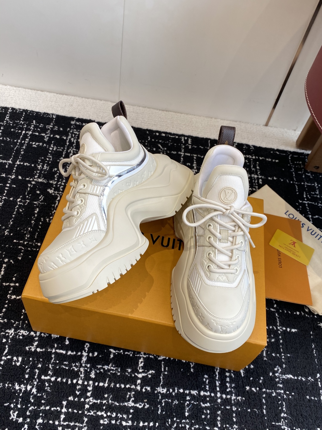 东莞代购级（⚠️官网同步✈️盒包装）
LOUIS VUITTON 厚底运动休闲鞋女款白棕老花！

面料科