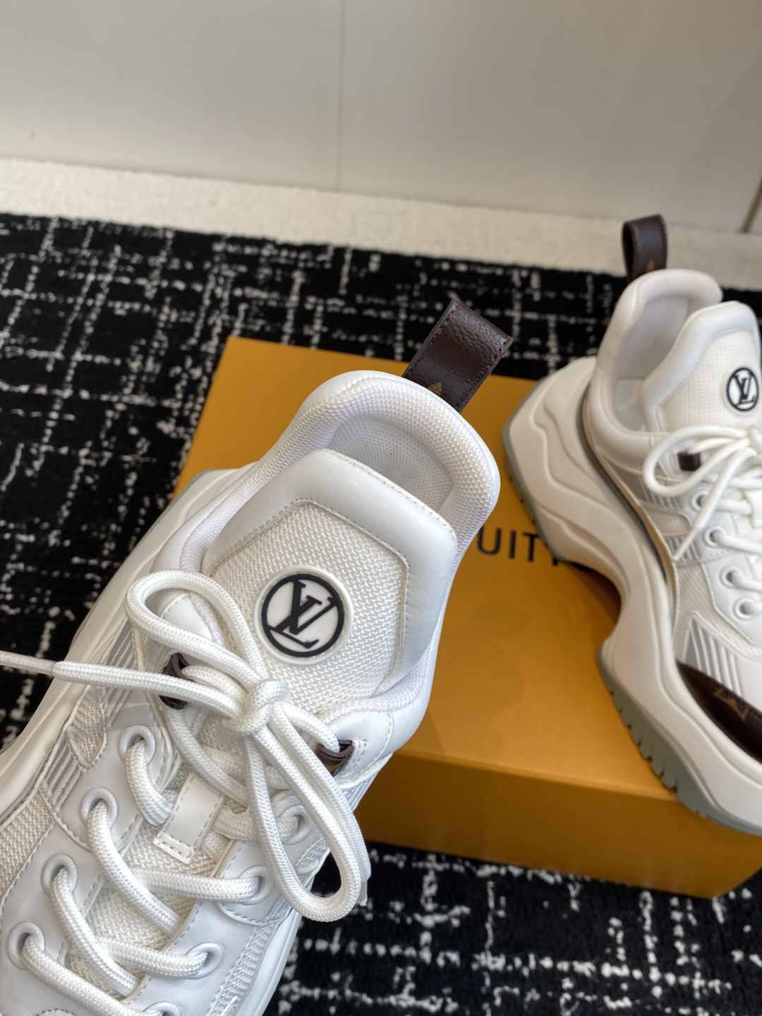 东莞代购级（⚠️官网同步✈️盒包装）
LOUIS VUITTON 厚底运动休闲鞋女款白棕老花！

面料科