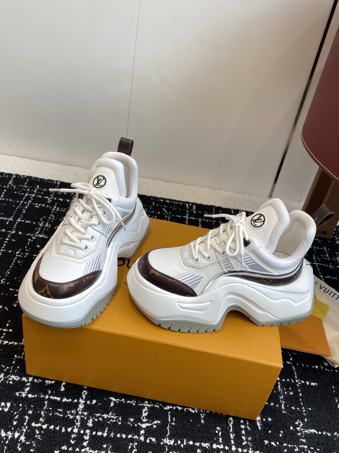 东莞代购级（⚠️官网同步✈️盒包装）
LOUIS VUITTON 厚底运动休闲鞋女款白棕老花！

面料科