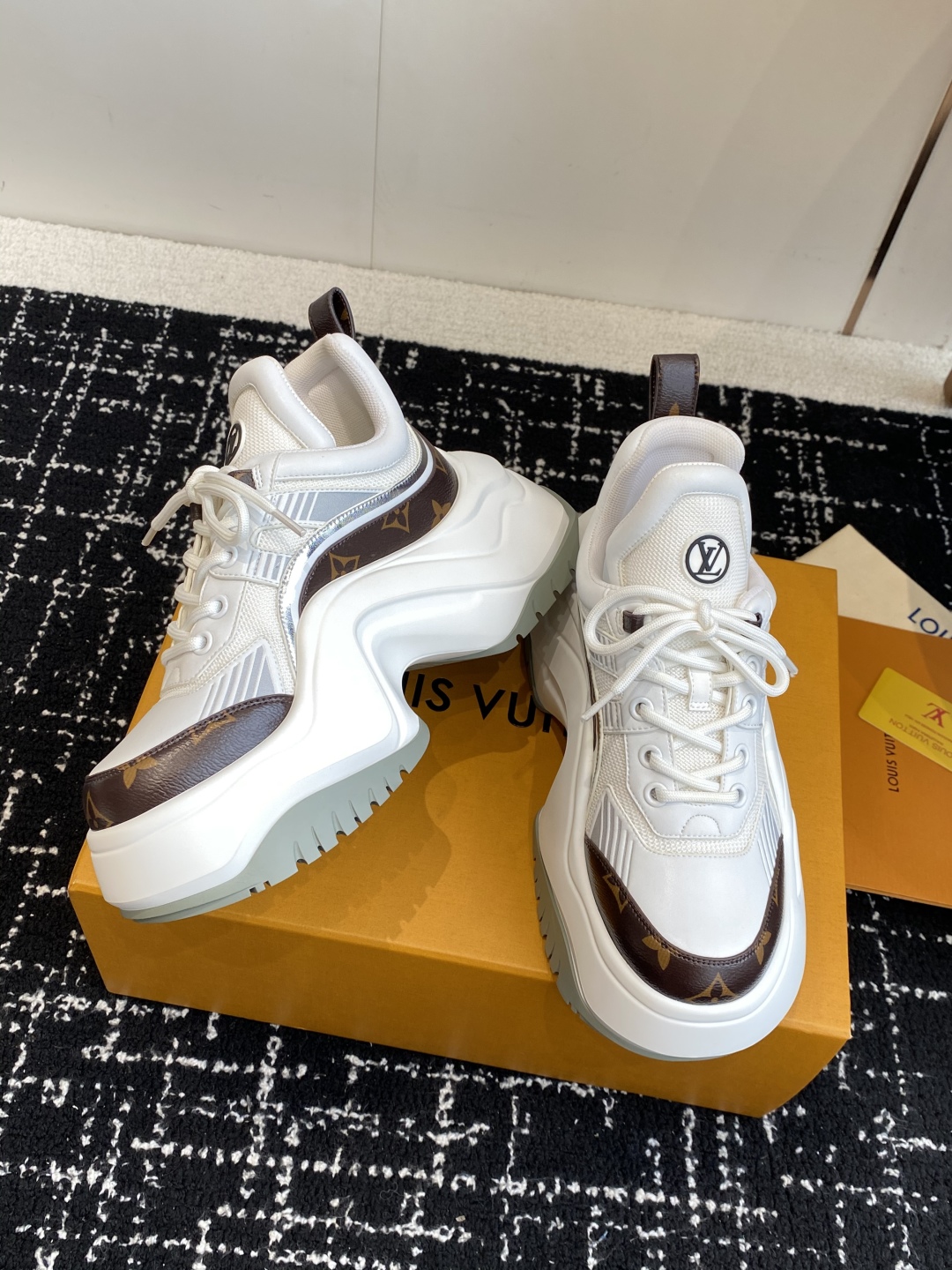 东莞代购级（⚠️官网同步✈️盒包装）
LOUIS VUITTON 厚底运动休闲鞋女款白棕老花！

面料科