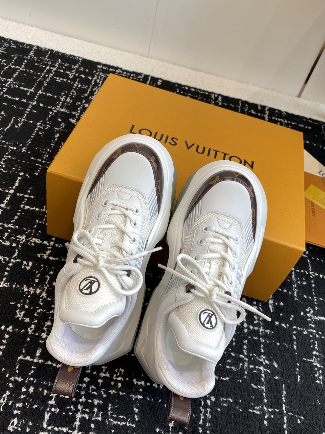 东莞代购级（⚠️官网同步✈️盒包装）
LOUIS VUITTON 厚底运动休闲鞋女款白棕老花！

面料科