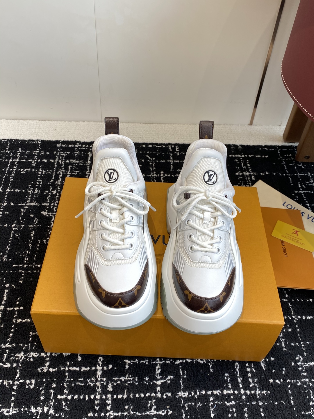 东莞代购级（⚠️官网同步✈️盒包装）
LOUIS VUITTON 厚底运动休闲鞋女款白棕老花！

面料科