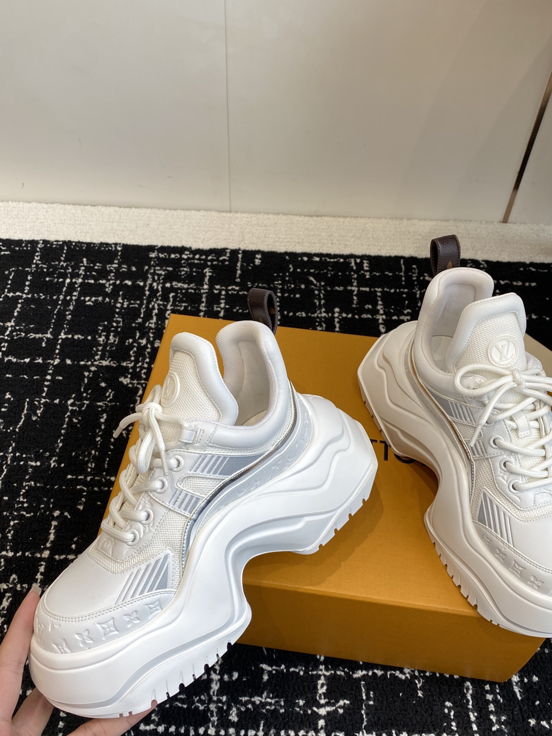 东莞代购级（⚠️官网同步✈️盒包装）
LOUIS VUITTON 厚底运动休闲鞋女款白棕老花！

面料科