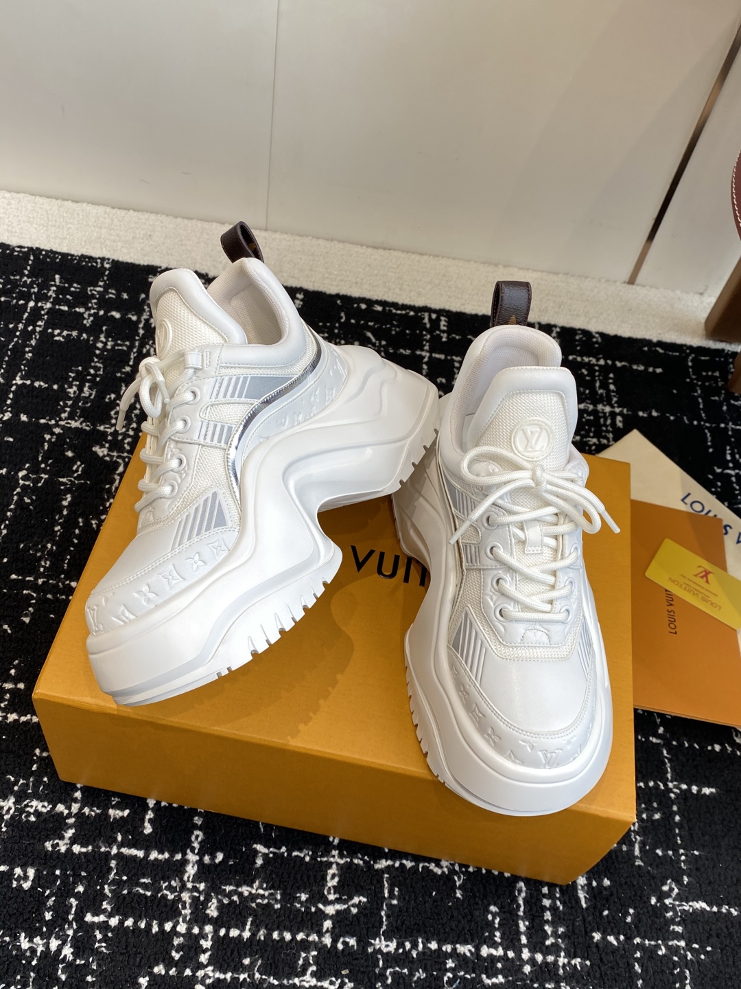 东莞代购级（⚠️官网同步✈️盒包装）
LOUIS VUITTON 厚底运动休闲鞋女款白棕老花！

面料科