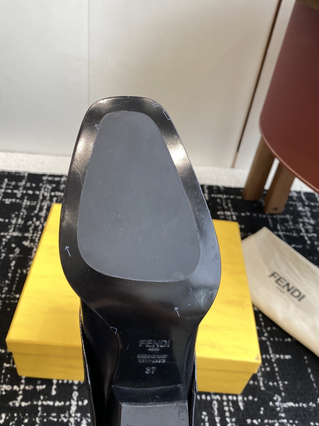 🆕25ss Fendi 木纹粗跟裤筒靴/方头靴Fendi 认清包装高配版本,低端勿比。
芬迪𝗙𝗘𝗡𝗗𝗜.