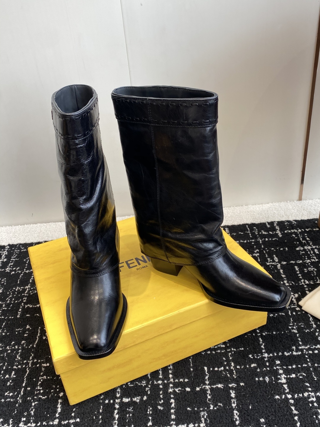 🆕25ss Fendi 木纹粗跟裤筒靴/方头靴Fendi 认清包装高配版本,低端勿比。
芬迪𝗙𝗘𝗡𝗗𝗜.