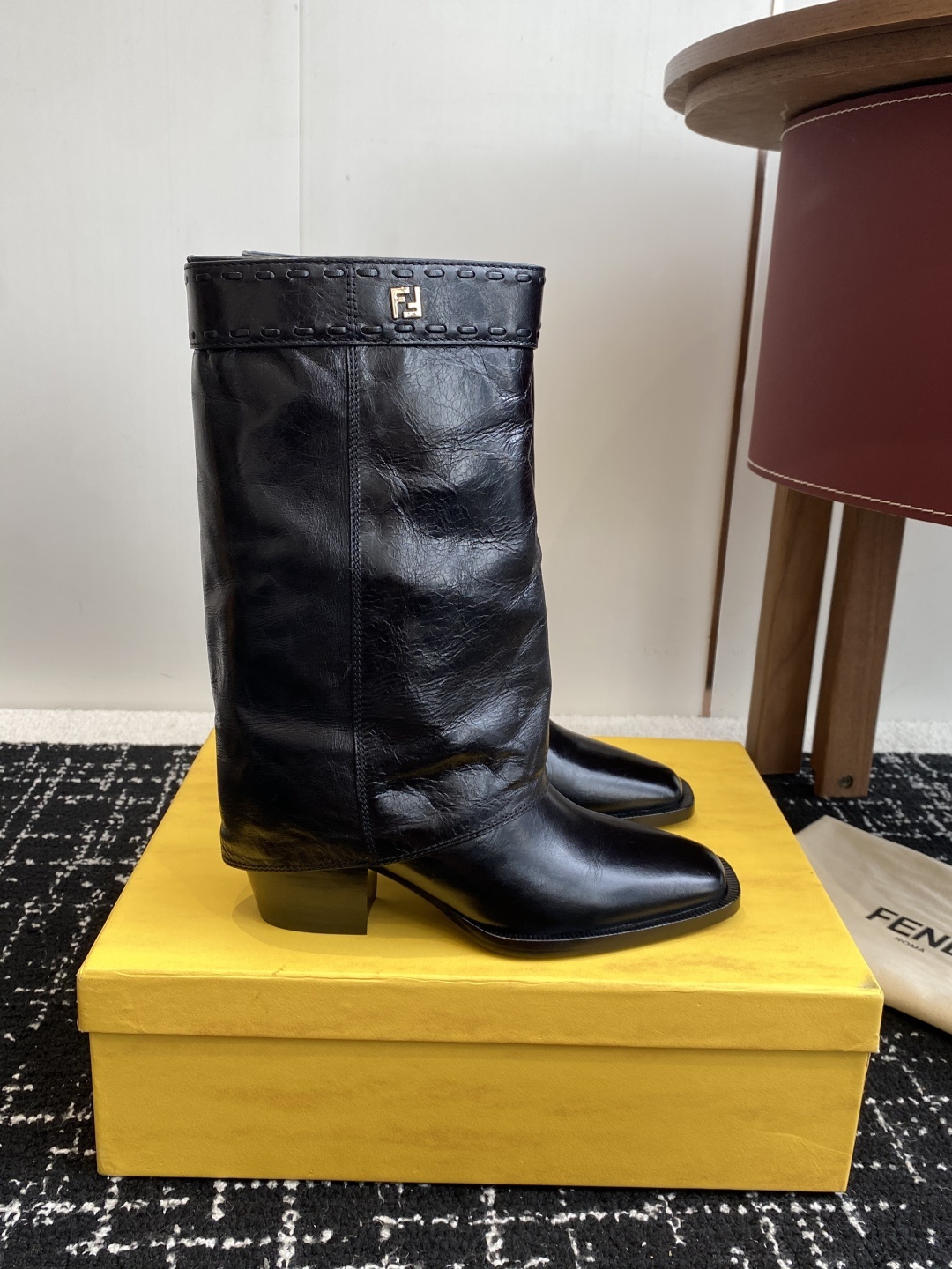 🆕25ss Fendi 木纹粗跟裤筒靴/方头靴Fendi 认清包装高配版本,低端勿比。
芬迪𝗙𝗘𝗡𝗗𝗜.