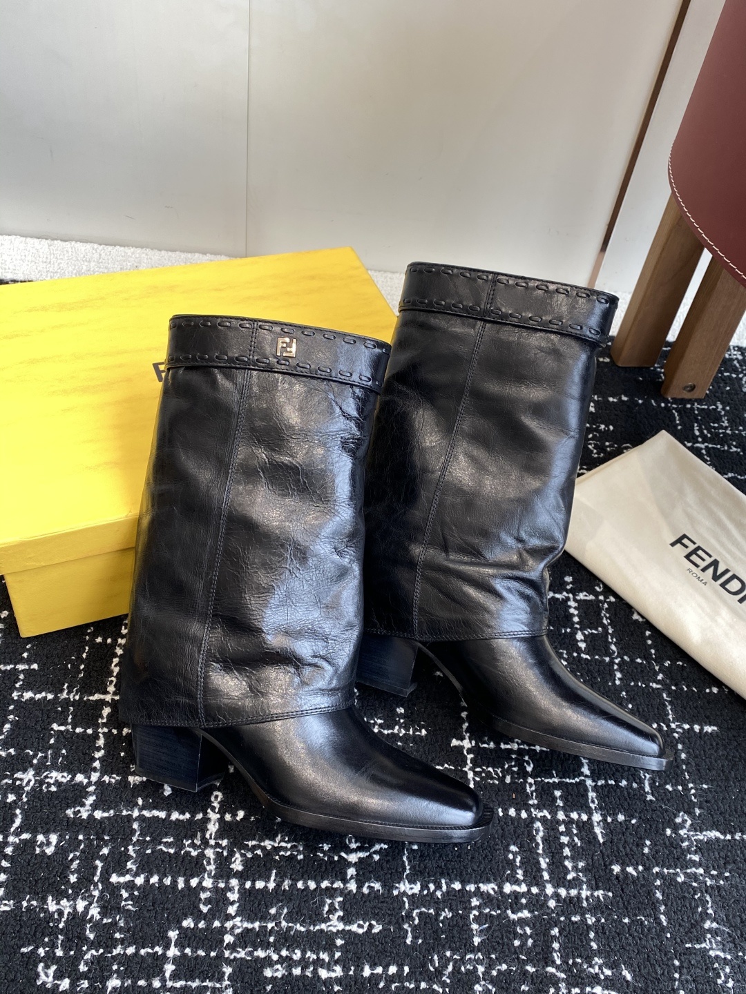 🆕25ss Fendi 木纹粗跟裤筒靴/方头靴Fendi 认清包装高配版本,低端勿比。
芬迪𝗙𝗘𝗡𝗗𝗜.