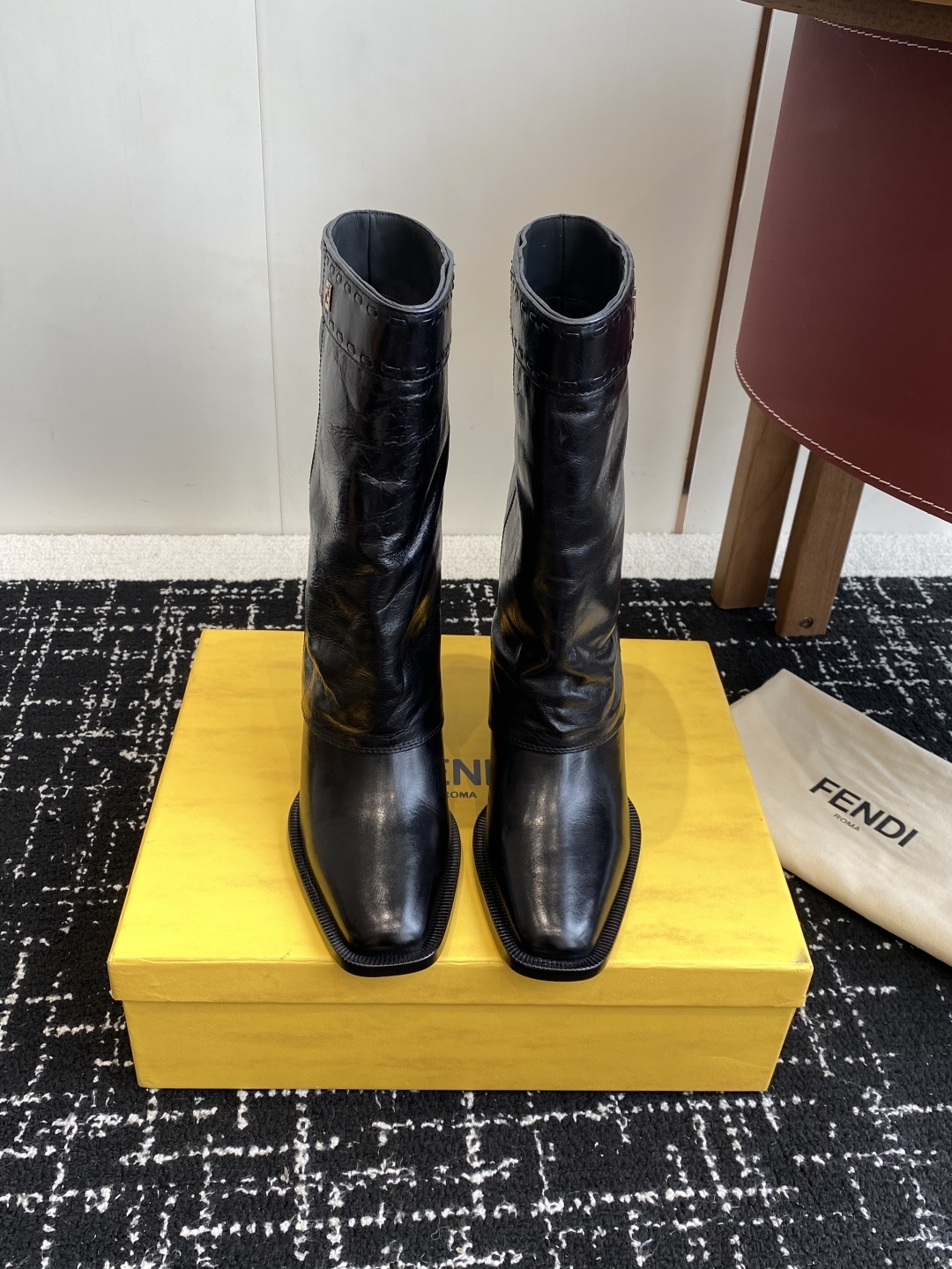🆕25ss Fendi 木纹粗跟裤筒靴/方头靴Fendi 认清包装高配版本,低端勿比。
芬迪𝗙𝗘𝗡𝗗𝗜.