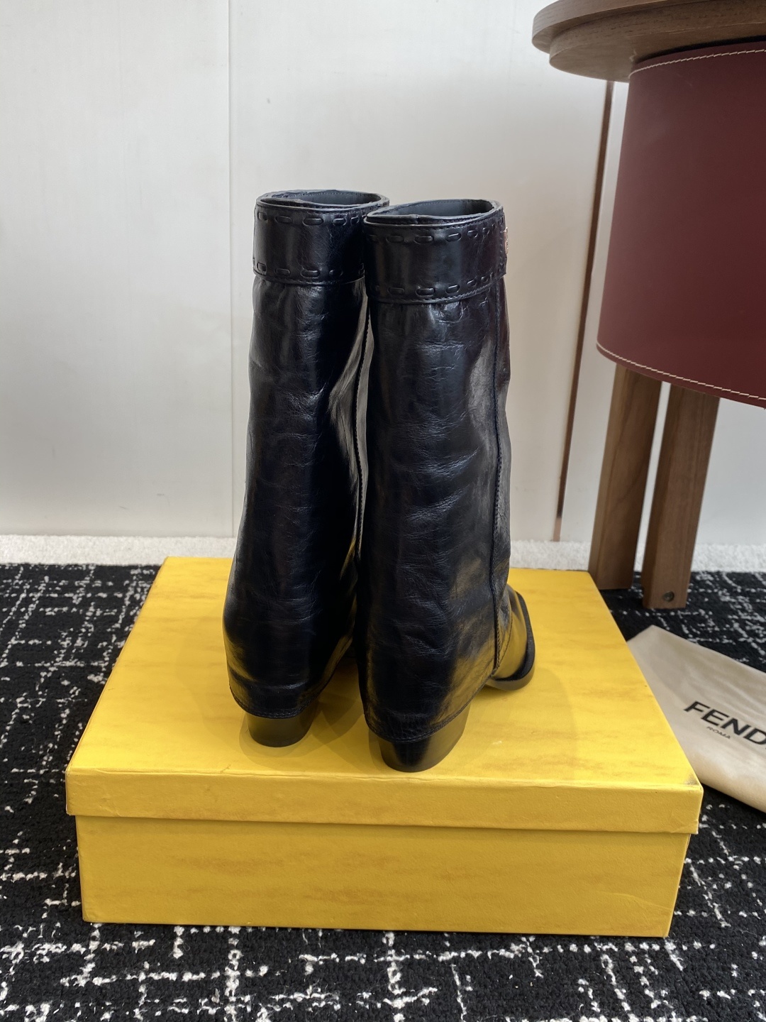 🆕25ss Fendi 木纹粗跟裤筒靴/方头靴Fendi 认清包装高配版本,低端勿比。
芬迪𝗙𝗘𝗡𝗗𝗜.