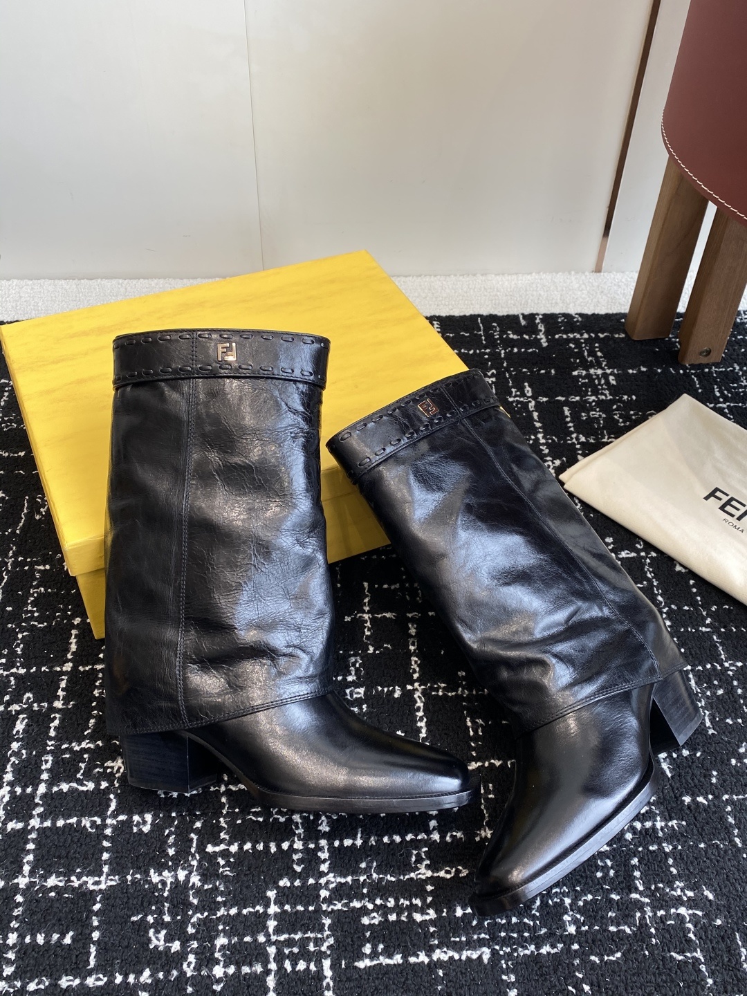 🆕25ss Fendi 木纹粗跟裤筒靴/方头靴Fendi 认清包装高配版本,低端勿比。
芬迪𝗙𝗘𝗡𝗗𝗜.