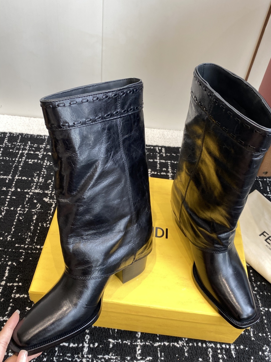 🆕25ss Fendi 木纹粗跟裤筒靴/方头靴Fendi 认清包装高配版本,低端勿比。
芬迪𝗙𝗘𝗡𝗗𝗜.
