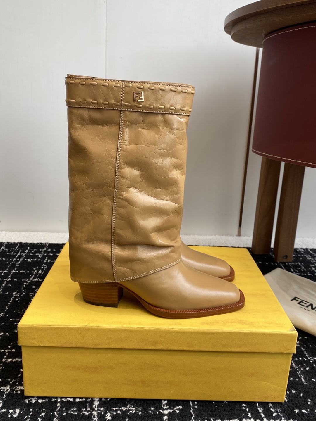 🆕25ss Fendi 木纹粗跟裤筒靴/方头靴Fendi 认清包装高配版本,低端勿比。
芬迪𝗙𝗘𝗡𝗗𝗜.