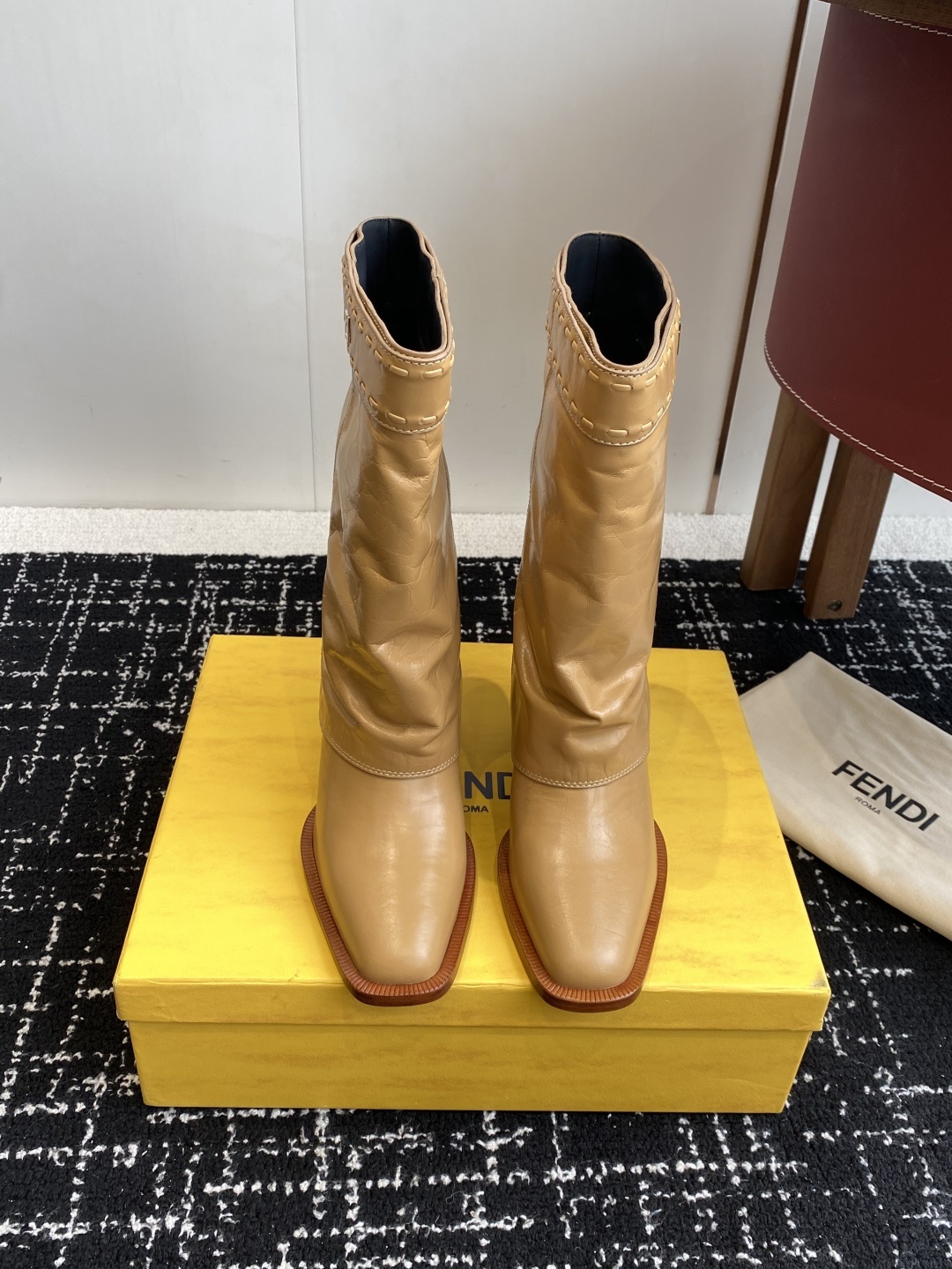 🆕25ss Fendi 木纹粗跟裤筒靴/方头靴Fendi 认清包装高配版本,低端勿比。
芬迪𝗙𝗘𝗡𝗗𝗜.