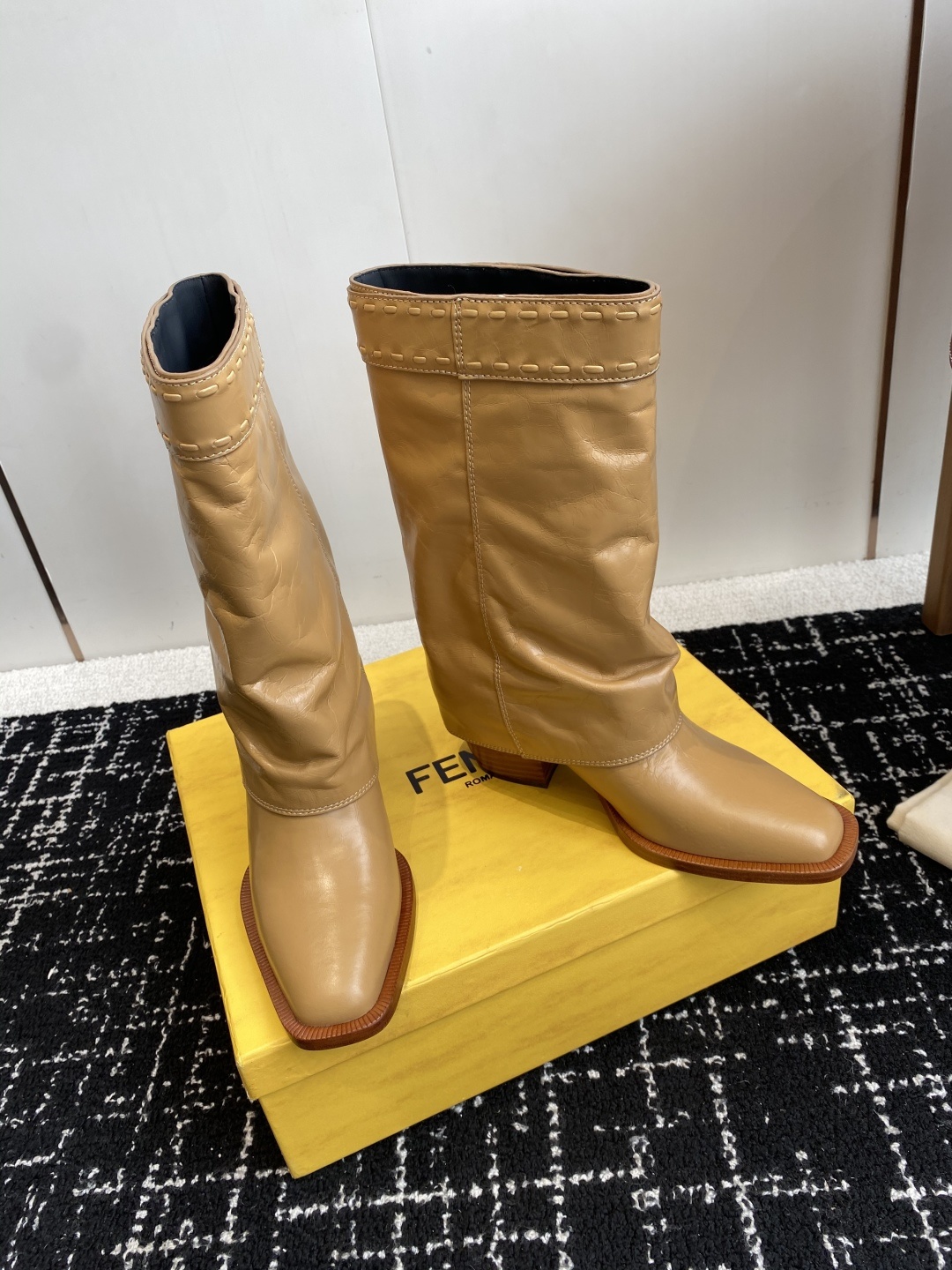 🆕25ss Fendi 木纹粗跟裤筒靴/方头靴Fendi 认清包装高配版本,低端勿比。
芬迪𝗙𝗘𝗡𝗗𝗜.
