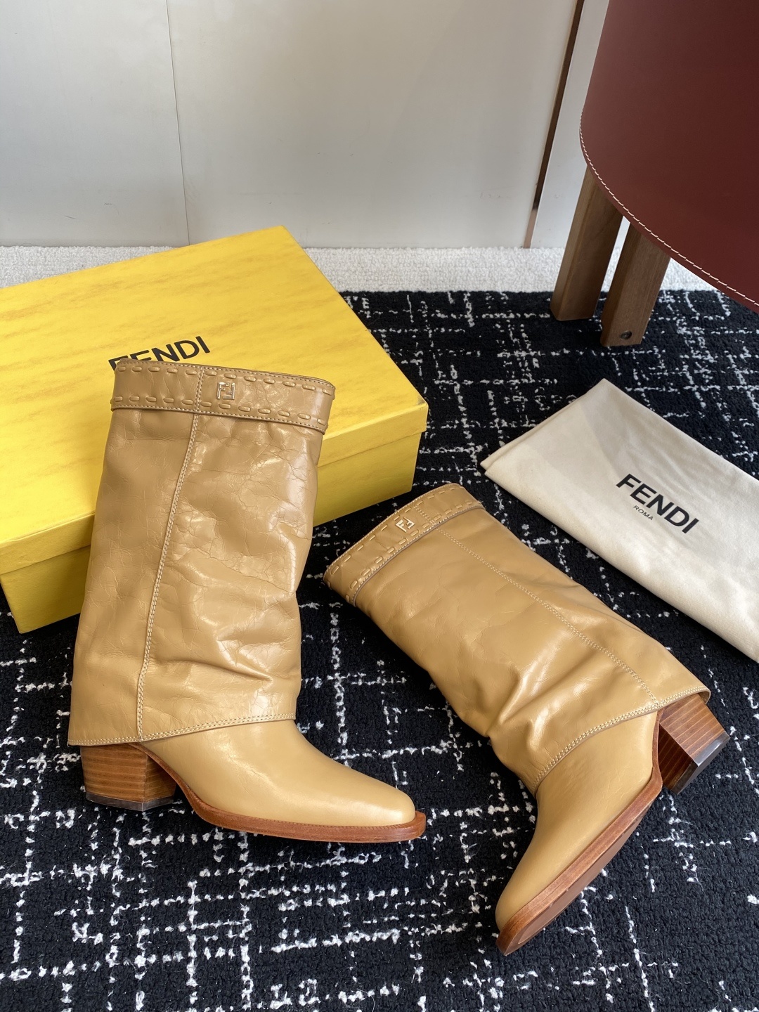🆕25ss Fendi 木纹粗跟裤筒靴/方头靴Fendi 认清包装高配版本,低端勿比。
芬迪𝗙𝗘𝗡𝗗𝗜.