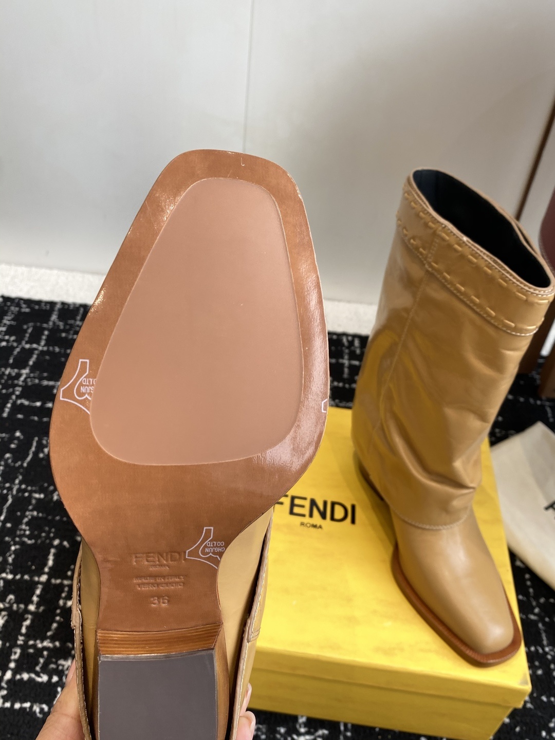 🆕25ss Fendi 木纹粗跟裤筒靴/方头靴Fendi 认清包装高配版本,低端勿比。
芬迪𝗙𝗘𝗡𝗗𝗜.