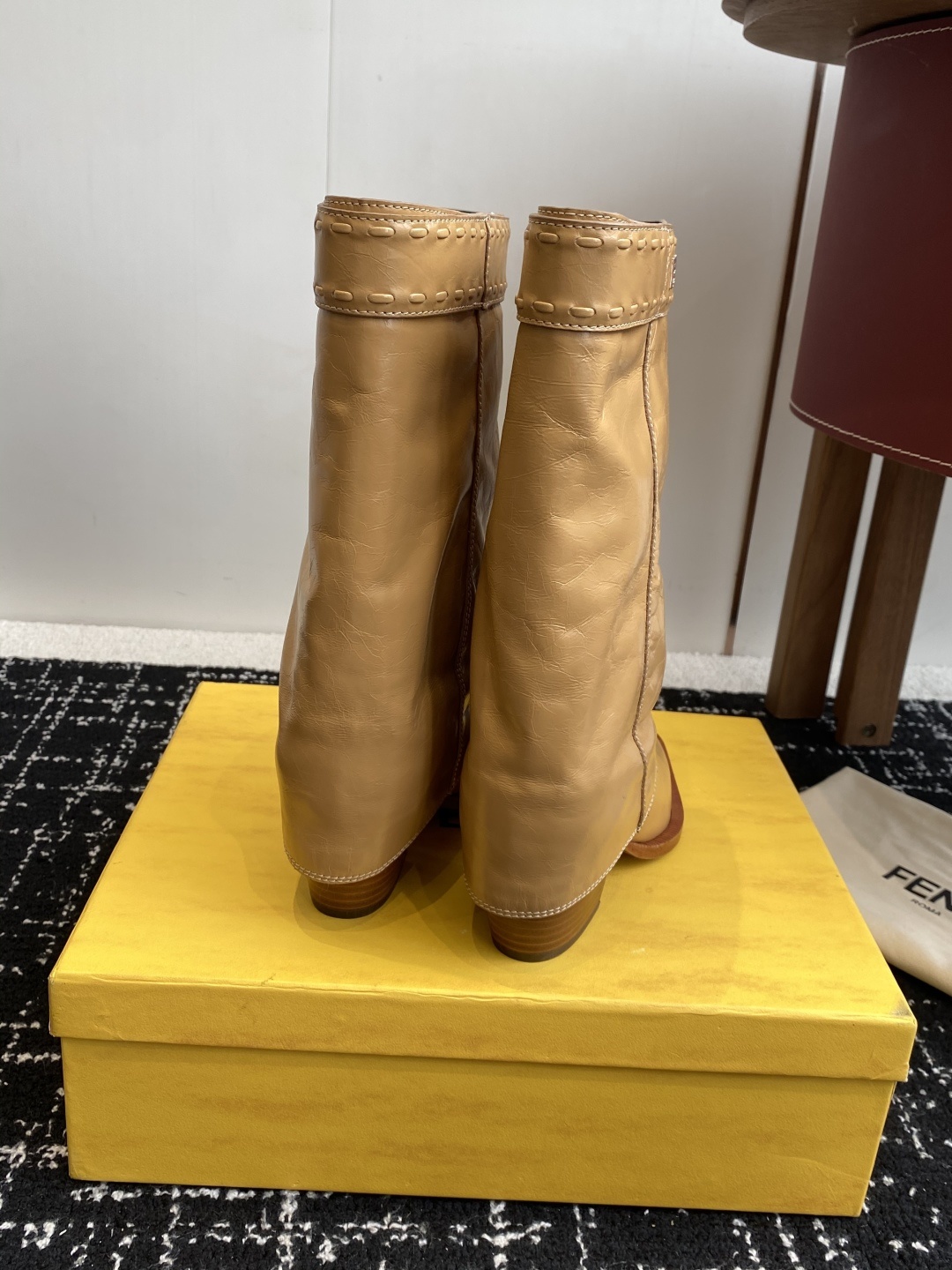 🆕25ss Fendi 木纹粗跟裤筒靴/方头靴Fendi 认清包装高配版本,低端勿比。
芬迪𝗙𝗘𝗡𝗗𝗜.