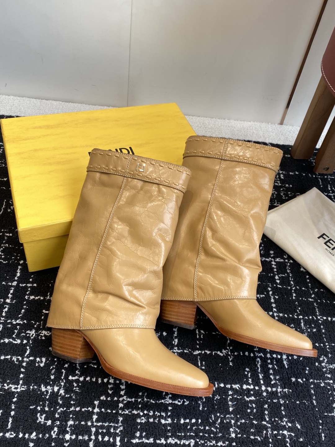 🆕25ss Fendi 木纹粗跟裤筒靴/方头靴Fendi 认清包装高配版本,低端勿比。
芬迪𝗙𝗘𝗡𝗗𝗜.