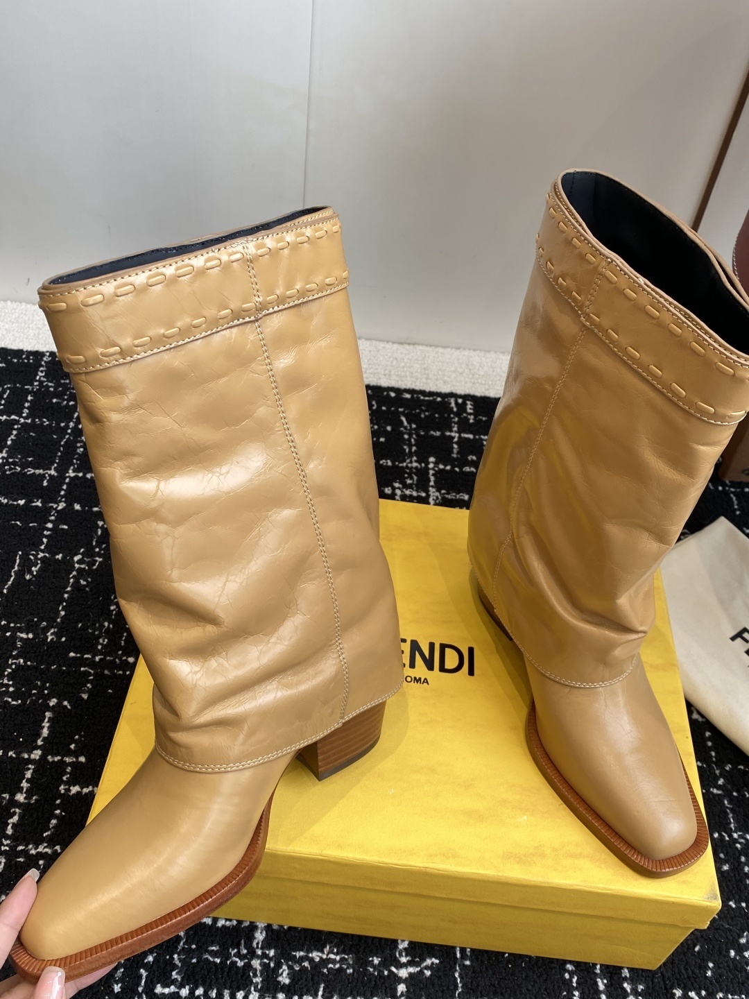 🆕25ss Fendi 木纹粗跟裤筒靴/方头靴Fendi 认清包装高配版本,低端勿比。
芬迪𝗙𝗘𝗡𝗗𝗜.