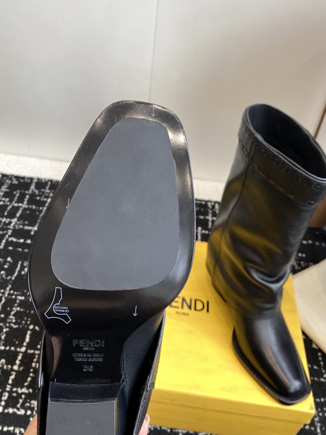 🆕25ss Fendi 木纹粗跟裤筒靴/方头靴Fendi 认清包装高配版本,低端勿比。
芬迪𝗙𝗘𝗡𝗗𝗜.