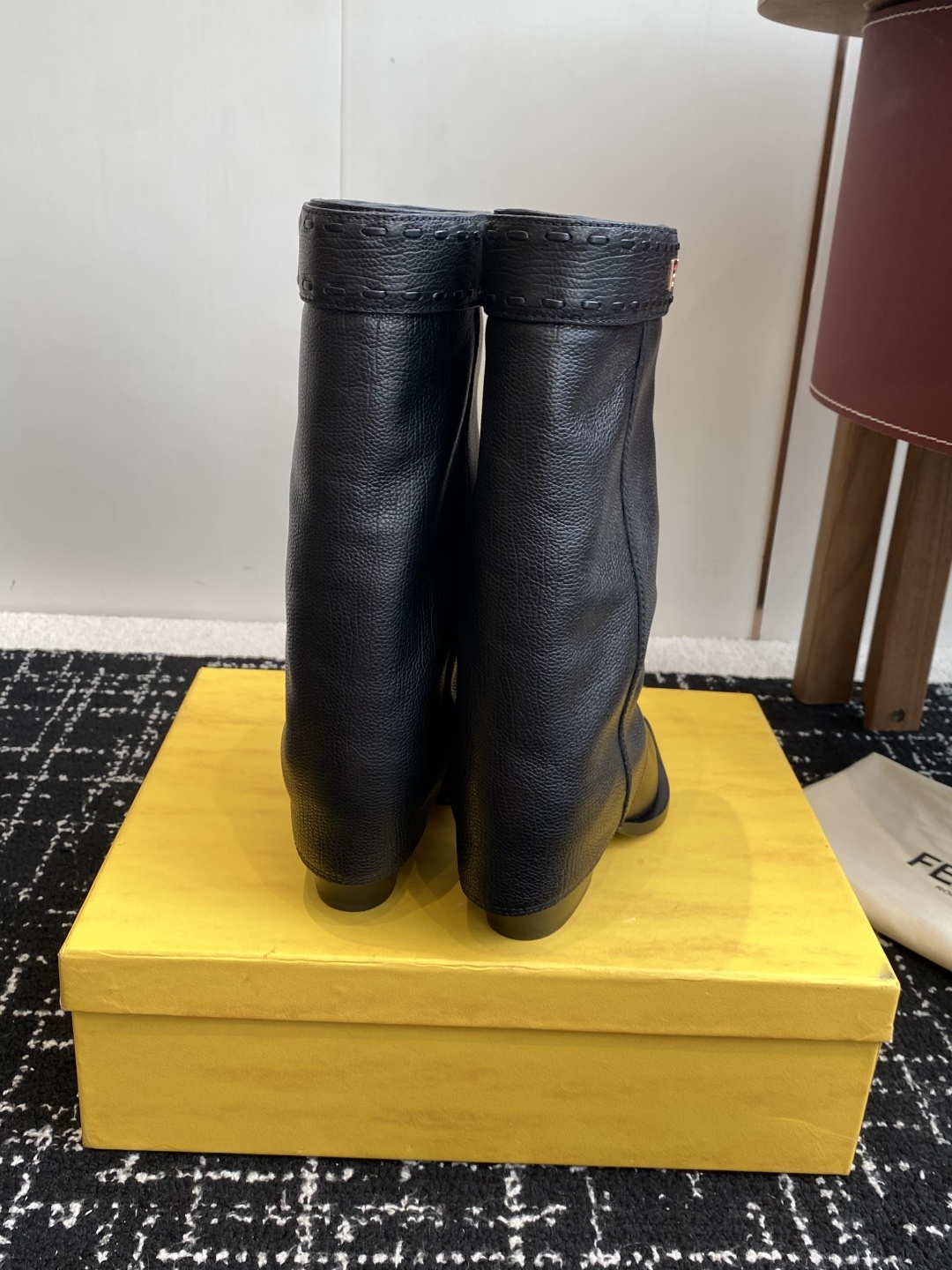 🆕25ss Fendi 木纹粗跟裤筒靴/方头靴Fendi 认清包装高配版本,低端勿比。
芬迪𝗙𝗘𝗡𝗗𝗜.