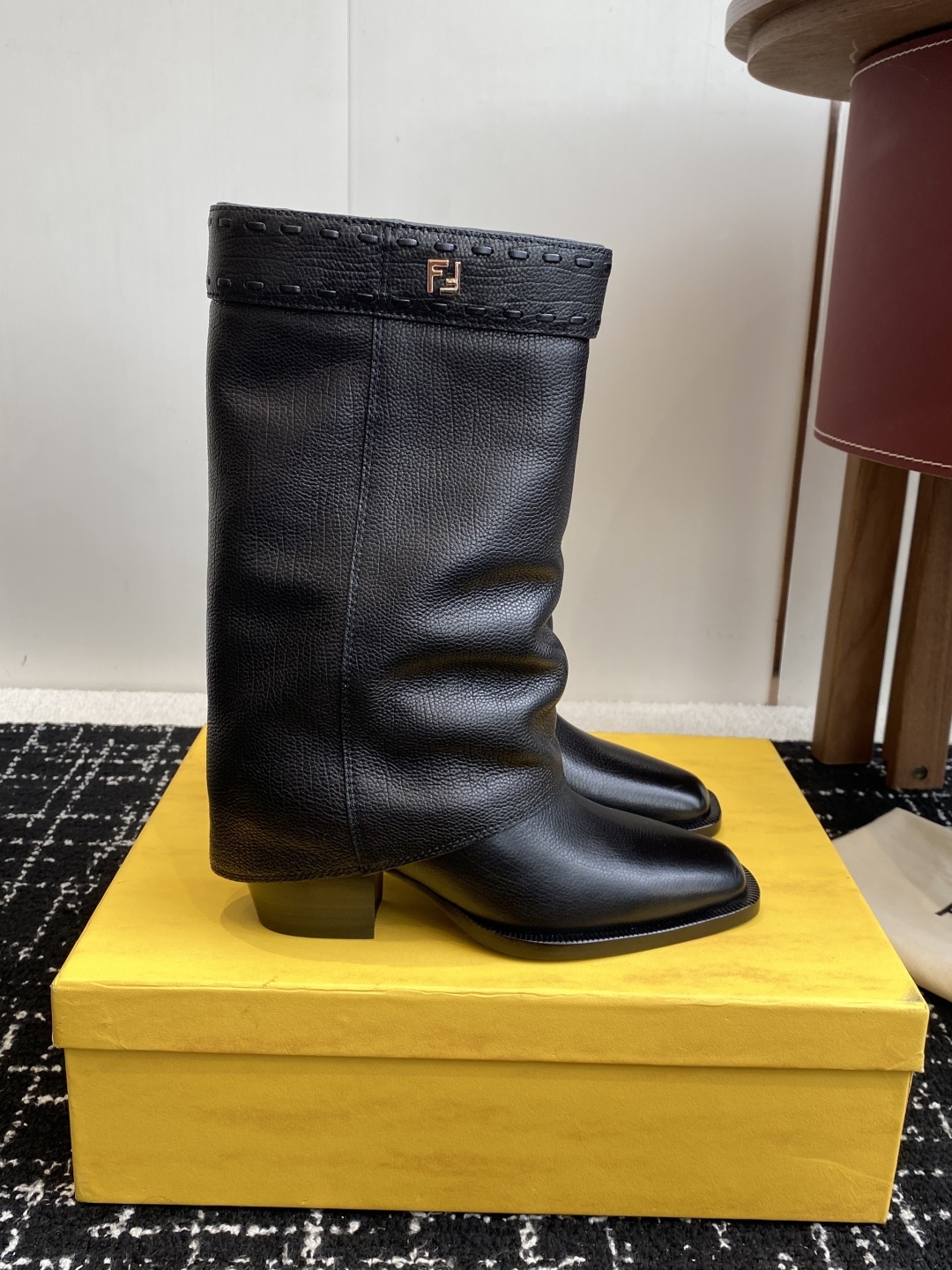 🆕25ss Fendi 木纹粗跟裤筒靴/方头靴Fendi 认清包装高配版本,低端勿比。
芬迪𝗙𝗘𝗡𝗗𝗜.
