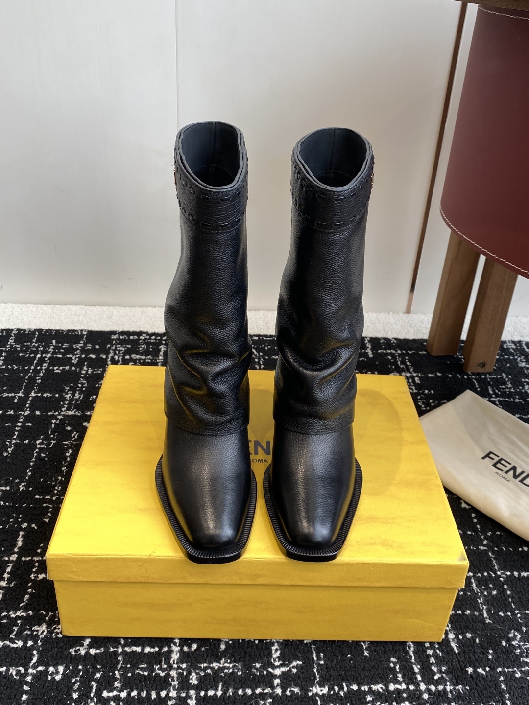🆕25ss Fendi 木纹粗跟裤筒靴/方头靴Fendi 认清包装高配版本,低端勿比。
芬迪𝗙𝗘𝗡𝗗𝗜.