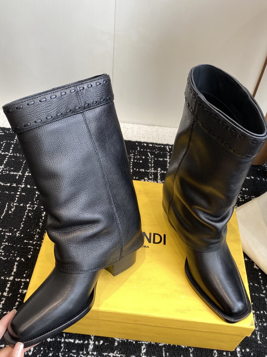 🆕25ss Fendi 木纹粗跟裤筒靴/方头靴Fendi 认清包装高配版本,低端勿比。
芬迪𝗙𝗘𝗡𝗗𝗜.