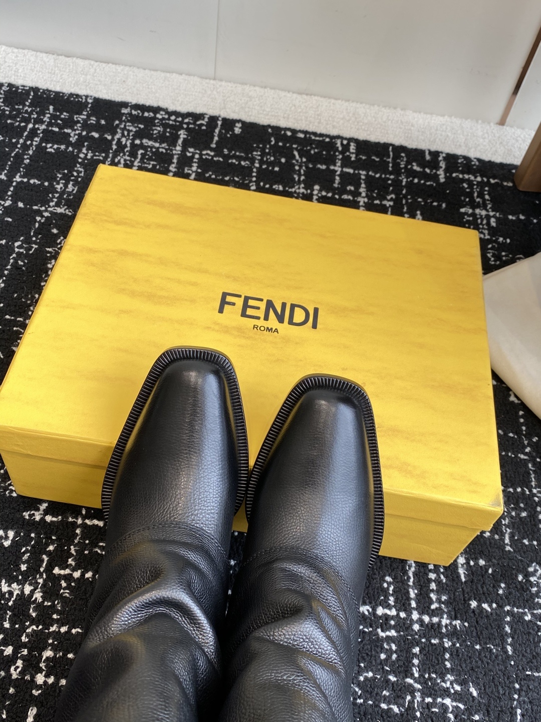 🆕25ss Fendi 木纹粗跟裤筒靴/方头靴Fendi 认清包装高配版本,低端勿比。
芬迪𝗙𝗘𝗡𝗗𝗜.