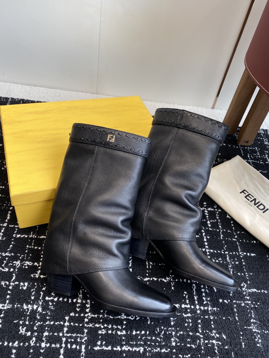🆕25ss Fendi 木纹粗跟裤筒靴/方头靴Fendi 认清包装高配版本,低端勿比。
芬迪𝗙𝗘𝗡𝗗𝗜.