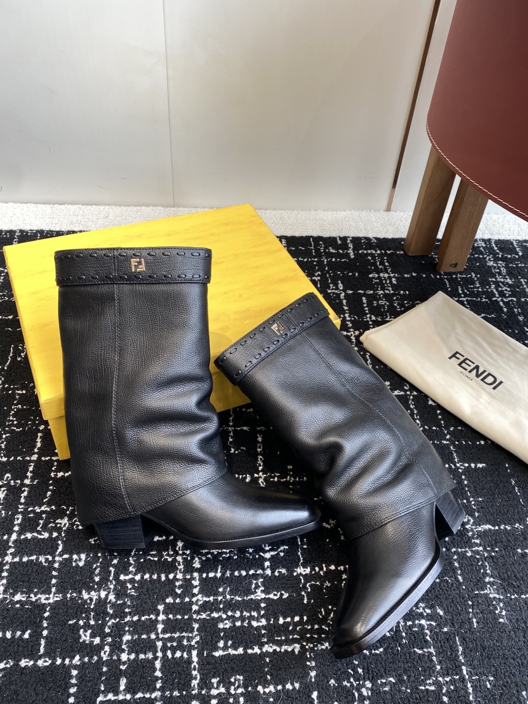 🆕25ss Fendi 木纹粗跟裤筒靴/方头靴Fendi 认清包装高配版本,低端勿比。
芬迪𝗙𝗘𝗡𝗗𝗜.