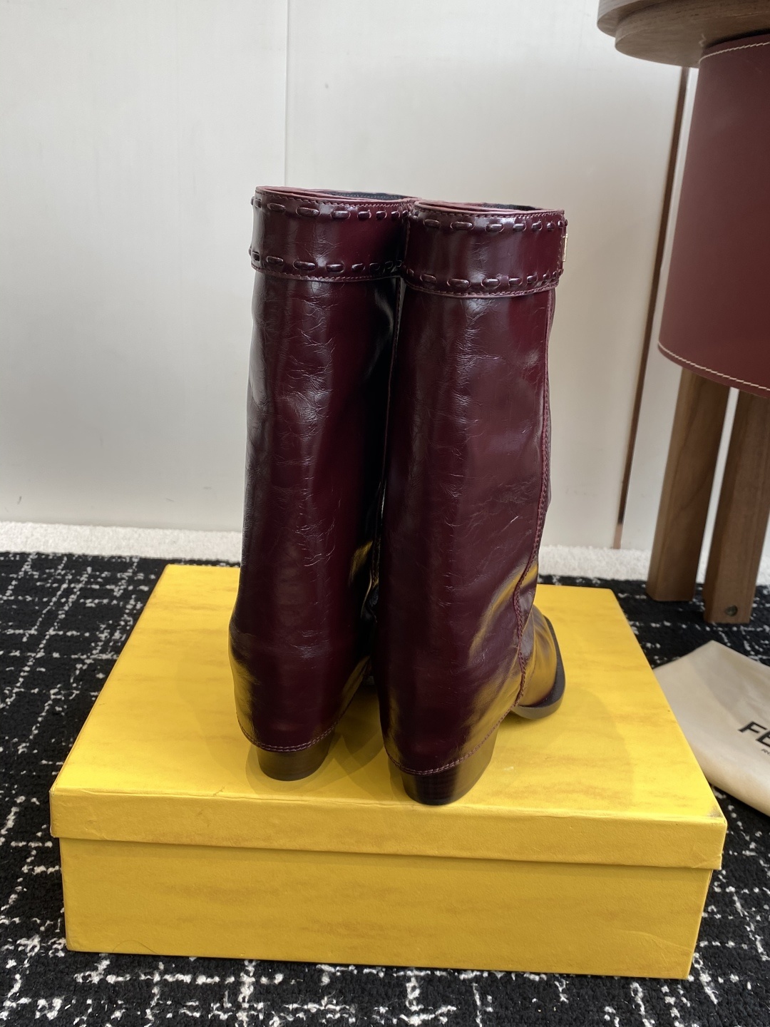 🆕25ss Fendi 木纹粗跟裤筒靴/方头靴Fendi 认清包装高配版本,低端勿比。
芬迪𝗙𝗘𝗡𝗗𝗜.