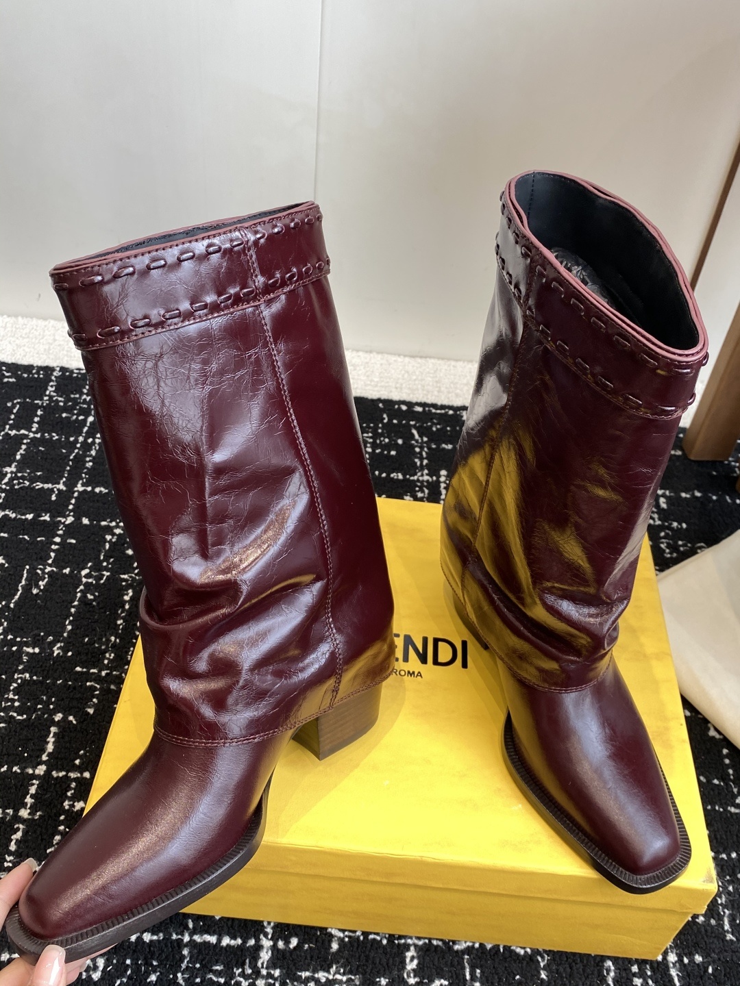 🆕25ss Fendi 木纹粗跟裤筒靴/方头靴Fendi 认清包装高配版本,低端勿比。
芬迪𝗙𝗘𝗡𝗗𝗜.