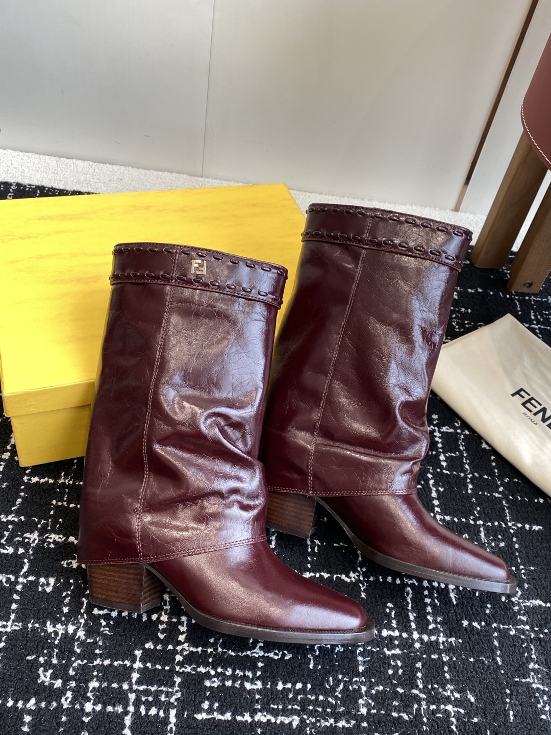 🆕25ss Fendi 木纹粗跟裤筒靴/方头靴Fendi 认清包装高配版本,低端勿比。
芬迪𝗙𝗘𝗡𝗗𝗜.